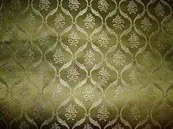 نمط من الحرير عمره مائة عام يسمى "المجرين روزين"