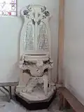 نصب تذكاري لموتى الرعية.
