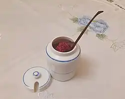 فجل الخيل الريفي مع الشمندر المقطع