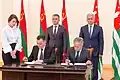 رئيس ترانسنيستريا (فاديم كراسنوسيلسكي)ونظيرة الأبخازي الأسبق (راؤول خاجيمبا) يوقعوا اتفاقية في 29 سبتمبر 2017