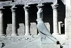 تمثال حورس في فناء المعبد