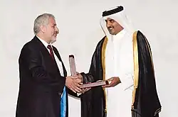 أمير قطر تميم بن حمد يكرِّم عُبيدة البَنْكي