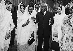 الرئيس إبراهيم عبود يمازح مبتعثات سودانيات بلندن 1964