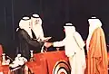 الأديب طاهر زمخشري أثناء تسلمه جائزة الدولة التقديرية للأدب من الملك فهد بن عبد العزيز آل سعود - قاعة الملك فيصل للمؤتمرات - الرياض 1405/08/08هـ - 1985/04/28م