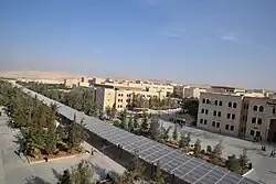 صورة من الجو لمباني الجامعة وألواحها الشمسية