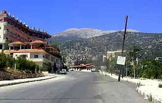 مدخل بلدة كسب من الجهة الشرقية وجبل الأقرع في الخلف