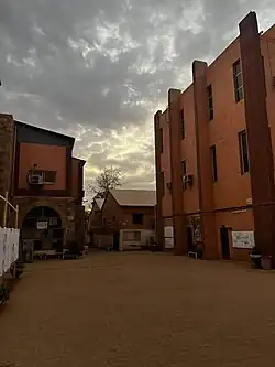 الساحة الداخلية لكلية القانون جامعة النيلين