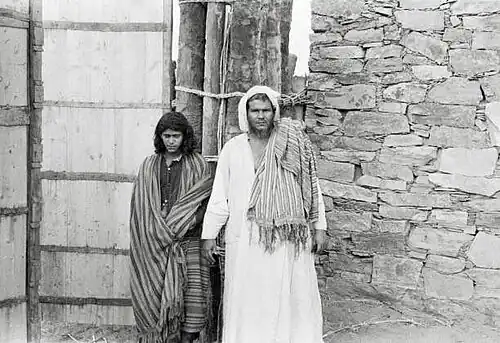 على اليمين: الشيخ محمد بن هادي الشعبي شيخ قبيلة بني شعبة في المخلاف السليماني، عام 1936م.