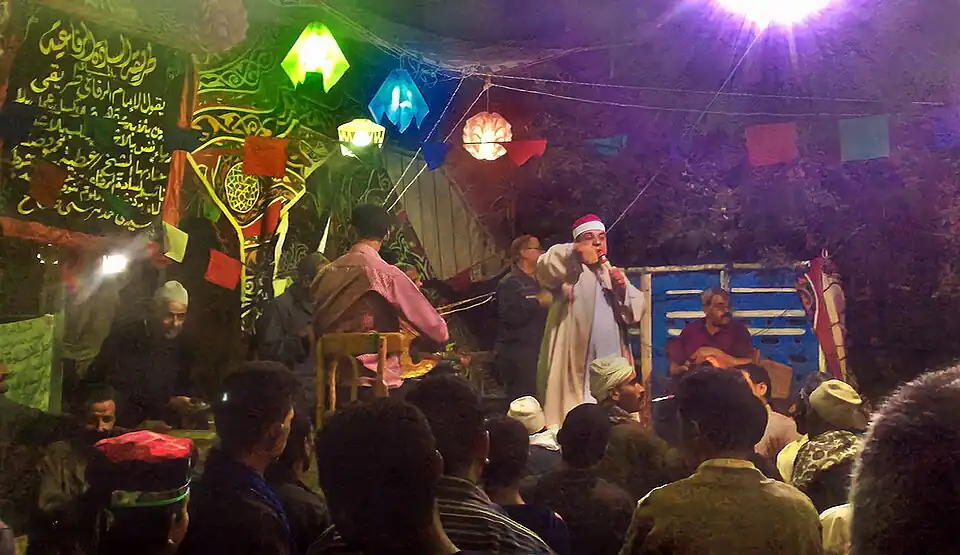 الشيخ «يوسف فؤاد» يُنشد في إطار الاحتفال بالليلة الكبيرة لمولد الدسوقي بحي المستعمرة.