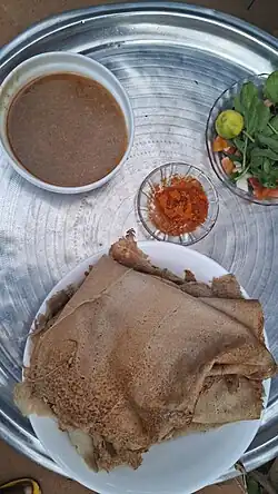 الكسرة السودانية وسلطة وملاح أم رقيقة