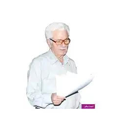 المذيع احمد سالم يعد لأحد البرامج في إذاعة الكويت