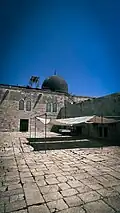 صورة للمصلى القبلي من أمام باب مكتبة المسجد الأقصى