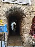 الممر القديم في البلدة القديمة الذي يؤدي إلى مدخل الحمام التركي