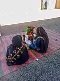 امرأتان تحضران تلغنجا