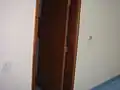باب مفتوح في مختبر.
