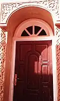 باب مسجد خشبي.