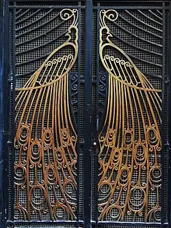 Wrought iron decorating a door. ماريوس بوير&nbsp;[الإنجليزية]ماريوس بوير&nbsp;[الإنجليزية], 85 rue Colbert, 1929.