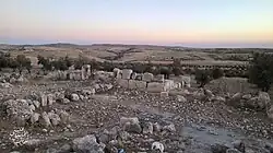 بقايا مبنى أثري في تل ماعين