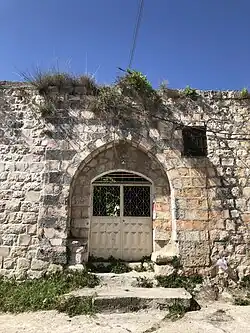 بيت الشاعر المهجور في قرية دير غسانة