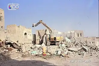 رافعة تُزيل منازل قلعة القطيف التاريخية.