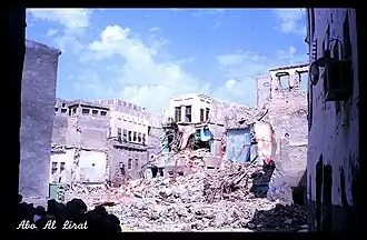 منظر من أحد البيوت لعملية هدم منازل قلعة القطيف.