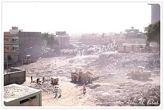 منظر للساحة المُخلّفة بعد هدم مجموعة بيوت.