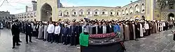 الصلاة على جنازة السيّد محمّد محسن الطهراني في باحة مرقد الإمام علي بن موسى الرضا