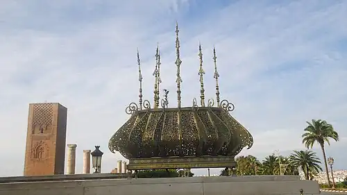 جامور نحاسي بمدخل الضريح