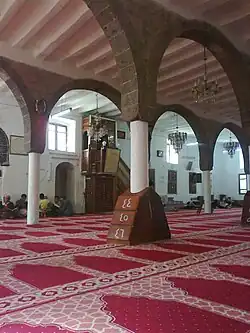 صورة جانبية للمسجد القديم من الداخل قبل هدمه وإعادة بنائه