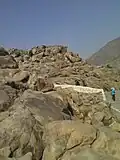 صورة لِجبل عَرفة تظهر فيه حجارته المَلساء.