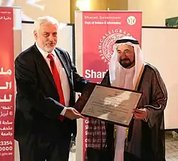 حاكم الشارقة سلطان القاسمي يكرِّم البنكي