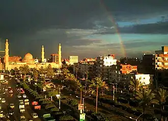 أمام المسجد حدائق مفتوحة باسم حدائق الميدان الإبراهيمي.