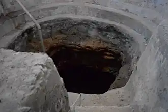 منبع ماء الحمّام كما تظهر في تمّوز/يوليو، 2017م. وتتضح على أطراف المنبع تدرّجات كانت تُستعمل للاتكاء والجلوس عليها.