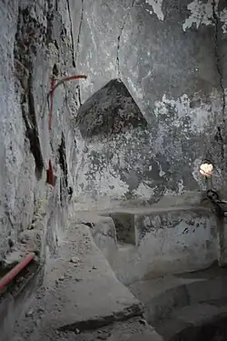 بروزات ونتوءات معمارية في الحمام مُخصصة لحفظ الأغراض ووضعها عليها.