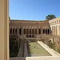 حوض مستطيل كبير في منزل إيراني تقليدي