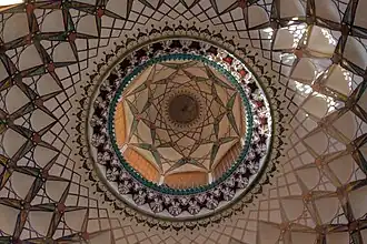 داخل القبة الرئيسية لبيت بوروجردي.