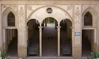 منظر خارجي لممرات الطابق السفلي داخل منزل العباسي.