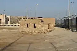 صورة خلفية للغرفة الوحيدة المتبقية من المطار.