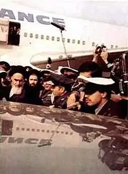 سيد روح الله الخميني في المطار بعد نزوله من الطائرة.