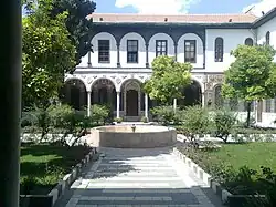 فناء الإناث