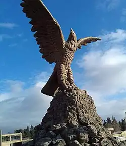 نصب النسر في مدخل حي الصالحية