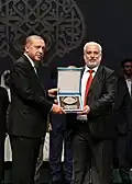 الرئيس التركي أردوغان يكرِّم البَنْكي