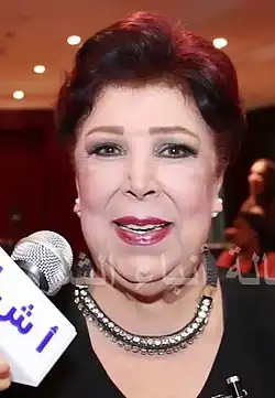 خطان أبيضان يمتدان من زوايا مستطيل أزرق يتقاطعان في منتصفه