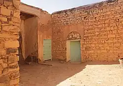 كيفية تصفيف الحجر لبناء الجدران وأقواس الأبواب.