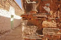 حجر السمارة المستعمل في بناء الزاوية، ويظهر جليا عدم استعمال مواد أخرى تساعد على التصاق الأحجار ببعضها البعض.