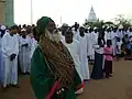 ساحة المسيد ويظهر فيها أحد الشيوخ بمسبحته الالفية(ذات الألف حبة)