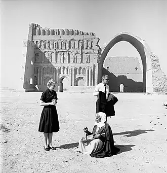 سواح أجانب عندَ طاق كسرى 1965