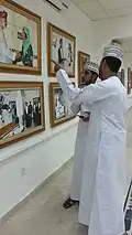 شباب في زيارة للمعرض بصلالة