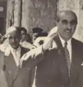 الرئيس القوَّتلي وخلفه الشايب، في ساحة مارتقلا ببلدة معلولا، منتصف الخمسينيات