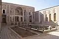 حوض في فناء منزل مصطفي
